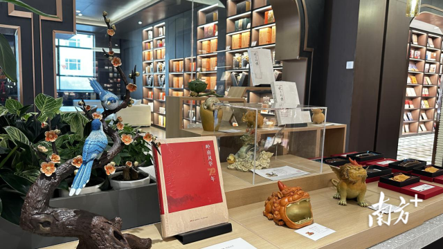在喀什书城“岭南阅读空间”,彩瓷、木雕、广东精品出版物等“粤”字号元素随处可见。