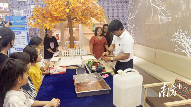 书展上,喀什传统民间手工艺人为各族群众演示特色手工艺品的制作。