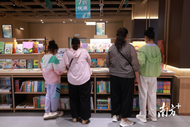 当地群众到喀什书展购书、阅读。