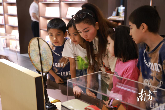 “岭南阅读空间”展出了不少彩瓷、木雕等精致的广东非遗产品,吸引了不少游客市民参观打卡。