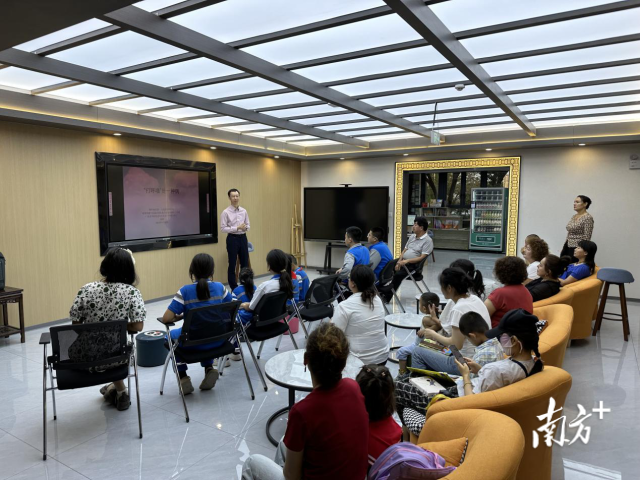 广东援疆医疗专家黄颖为读者带来实用医学科普《打呼噜是一种病》,普及健康睡眠的知识。