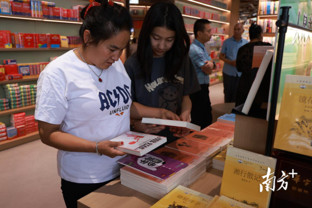 2024“悦读粤新”喀什书展,因展出的图书丰富精美,折扣力度大,吸引了不少前来逛展买书的市民。