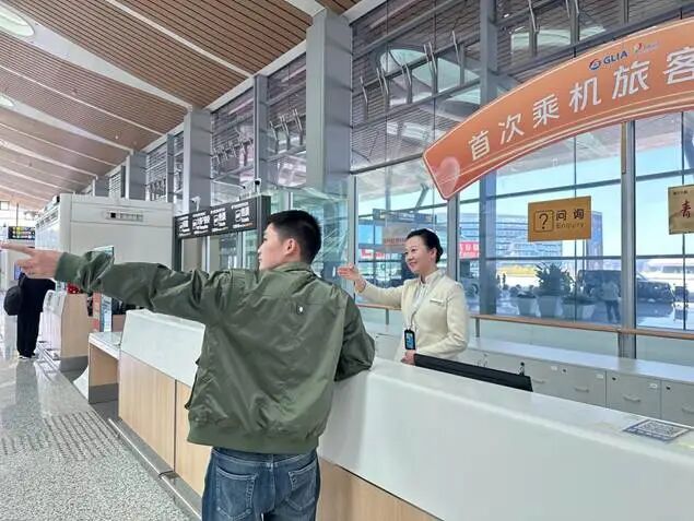 工作人员为旅客答疑解惑(图二)